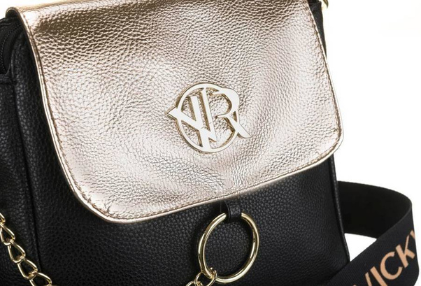 Prostokątna listonoszka ze złotym łańcuchem