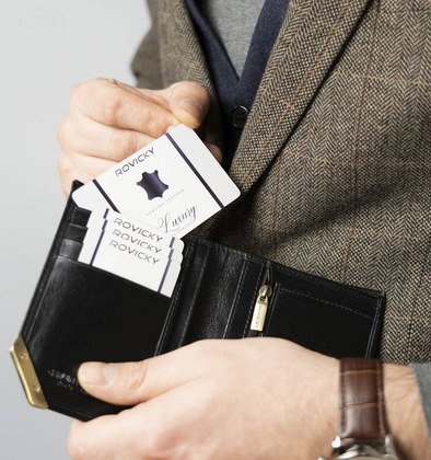 Pionowy portfel męski ze złotym akcentem, skóra naturalna licowa