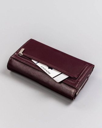 Skórzany portfel damski z tłoczoną klapą