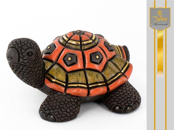 Bajeczna figurka przedstawiająca małego żółwia o niezwykłych kolorach